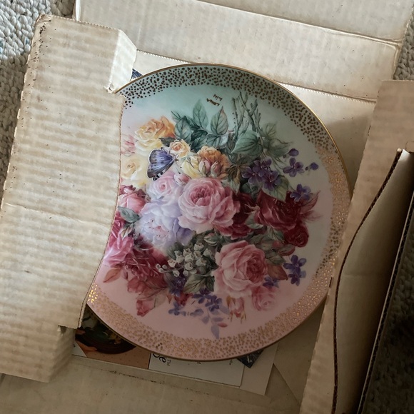 Set of 4 Bradford Exchange Collectible Plates - Picture 3 of 8